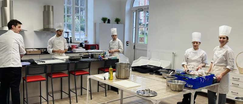 Atelier culinaire à la Maison des parents de l'Hôpital des Enfants de Margency (95) par les CAP Cuisine Post-bac de FERRANDI Paris - Campus de Saint-Gratien