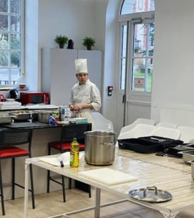 Atelier culinaire à la Maison des parents de l'Hôpital des Enfants de Margency (95) par les CAP Cuisine Post-bac de FERRANDI Paris - Campus de Saint-Gratien