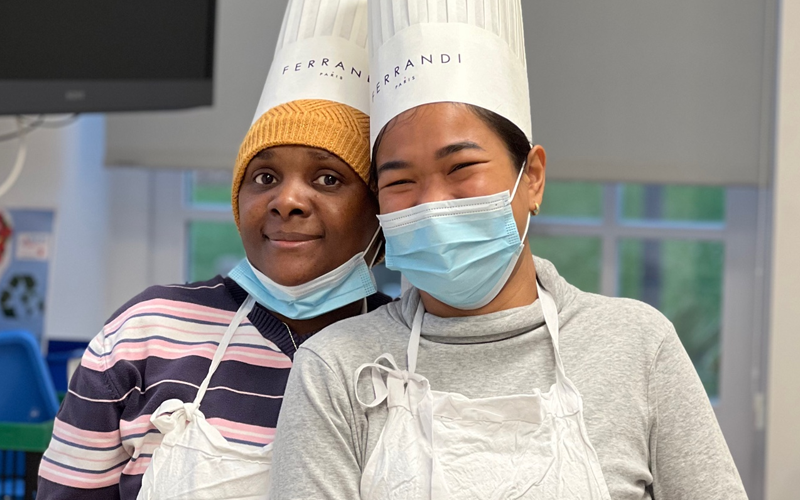 Les CAP cuisine post-bac 1 an de FERRANDI Paris campus de Saint-Gratien animent un atelier culinaire a l’hôpital des enfants de Margency dans le cadre de leur chef-d’œuvre
